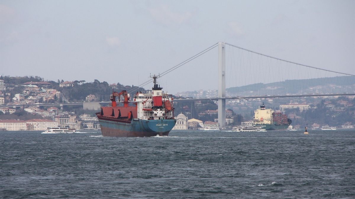 Bosporský průliv zablokovala uvázlá loď. Nejspíš jí selhalo kormidlo